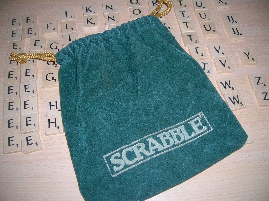 scrabble letters 102 stuks oudere versie met letter IJ, Ophalen of Verzenden, Zo goed als nieuw