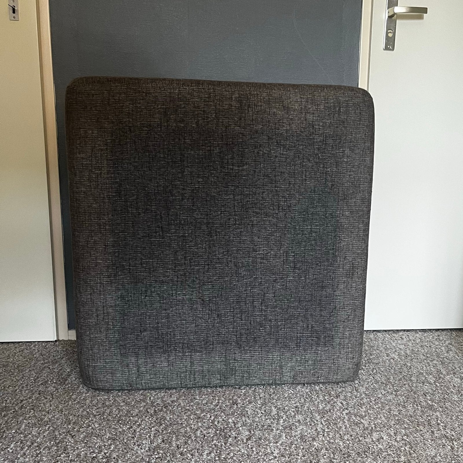 (GRATIS) Stoffen poef/voetenbank - Grijs/Bruin, Ophalen, Vierkant, Zo goed als nieuw, 75 tot 100 cm