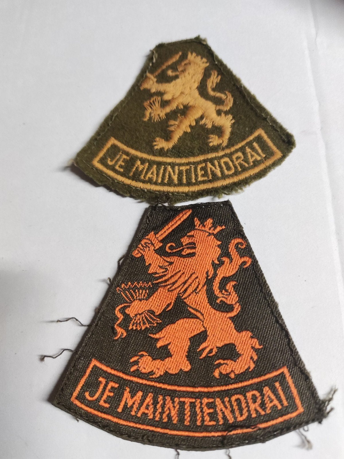 Twee mouwemblemen Nederlandse Leeuw, Ophalen of Verzenden, Landmacht, Nederland, Embleem of Badge