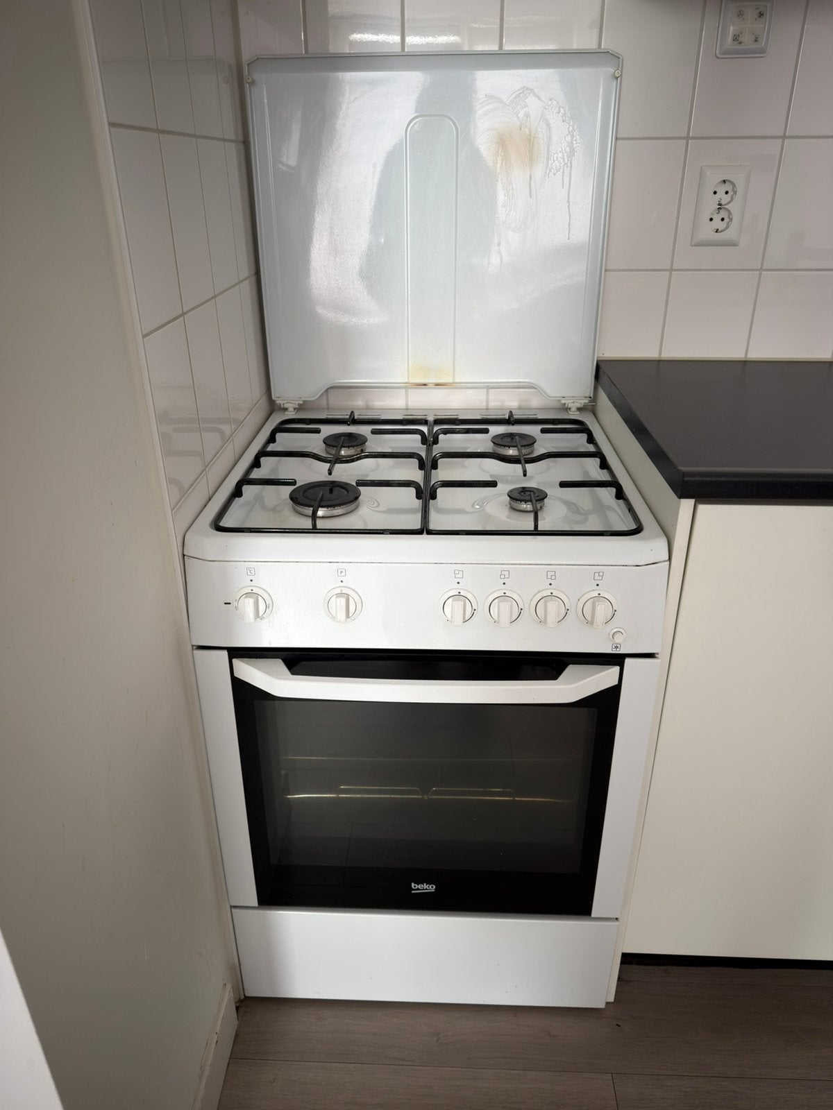 Beko gasfornuis en oven, 4 pits, Witgoed en Apparatuur, Ophalen, 4 kookzones, Zo goed als nieuw, Gas
