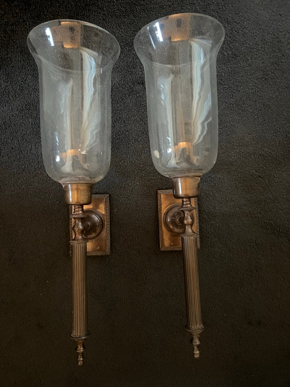 Set van 2 antieke koperen wandlampen met glazen kappen, Antiek en Kunst, Antiek | Kandelaars, Ophalen of Verzenden, Koper of Brons
