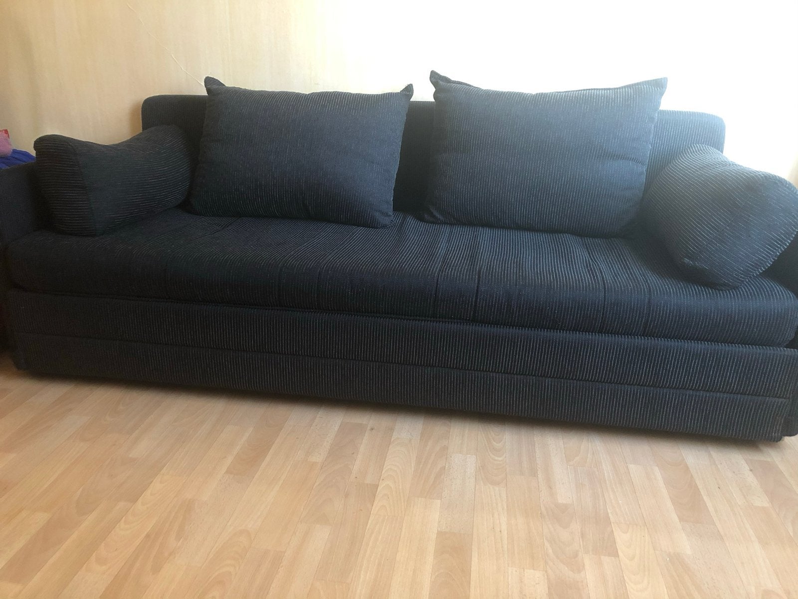 Comfortabele donkergrijze rechte bank met kussens, Huis en Inrichting, Banken | Bankstellen, Ophalen, Gebruikt, Driepersoons, 75 tot 100 cm