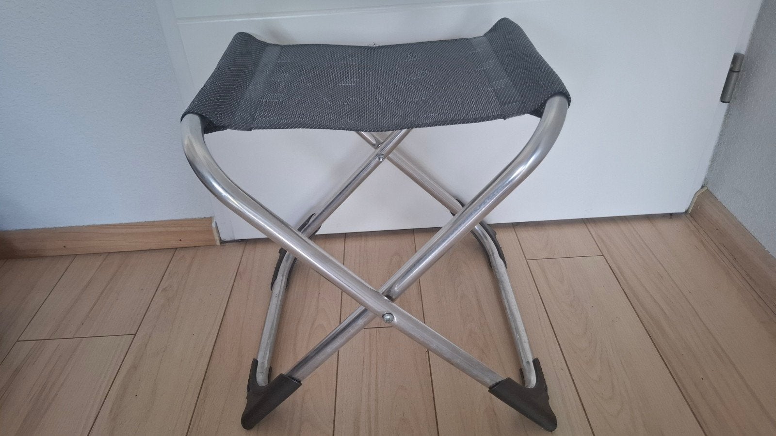 Opvouwbaar krukje - Ideaal voor camping of vissen, Ophalen of Verzenden, Zo goed als nieuw, Staal