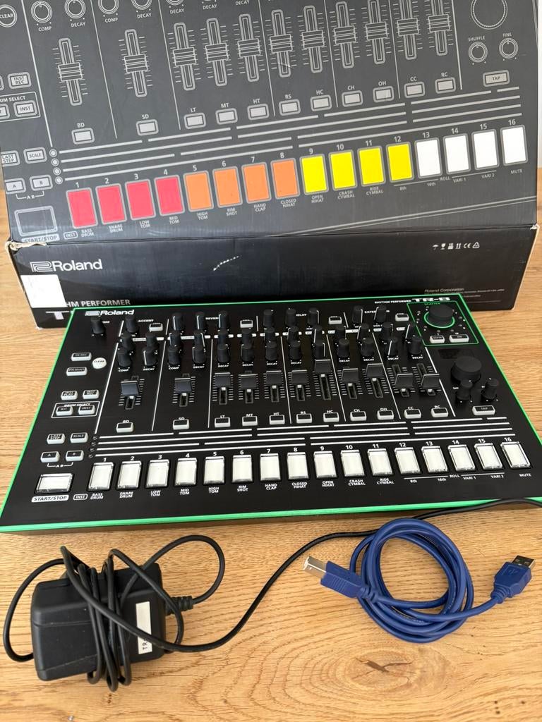Roland TR-8 + 7x7 expansion en extra’s in zeer goede staat, Ophalen, Zo goed als nieuw, Roland