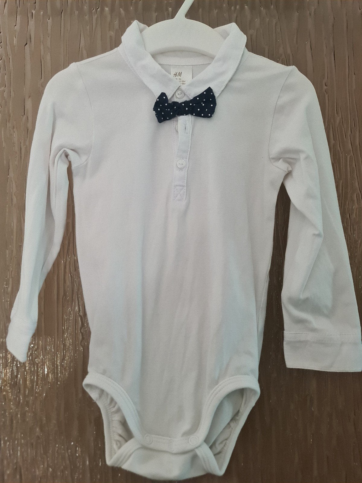 Nieuw H&M witte romper met vlinderdasje - maat 86, H&M, Nieuw, Ophalen of Verzenden, Overhemdje of Bloesje