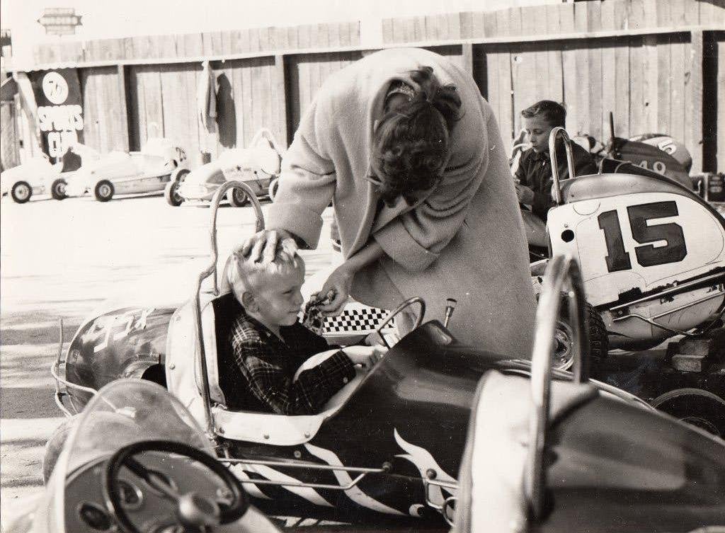 Lennart Cedrup Zweden Moeder met jongen in Racewagen, 1960 tot 1980, Gebruikt, Verzenden, Foto