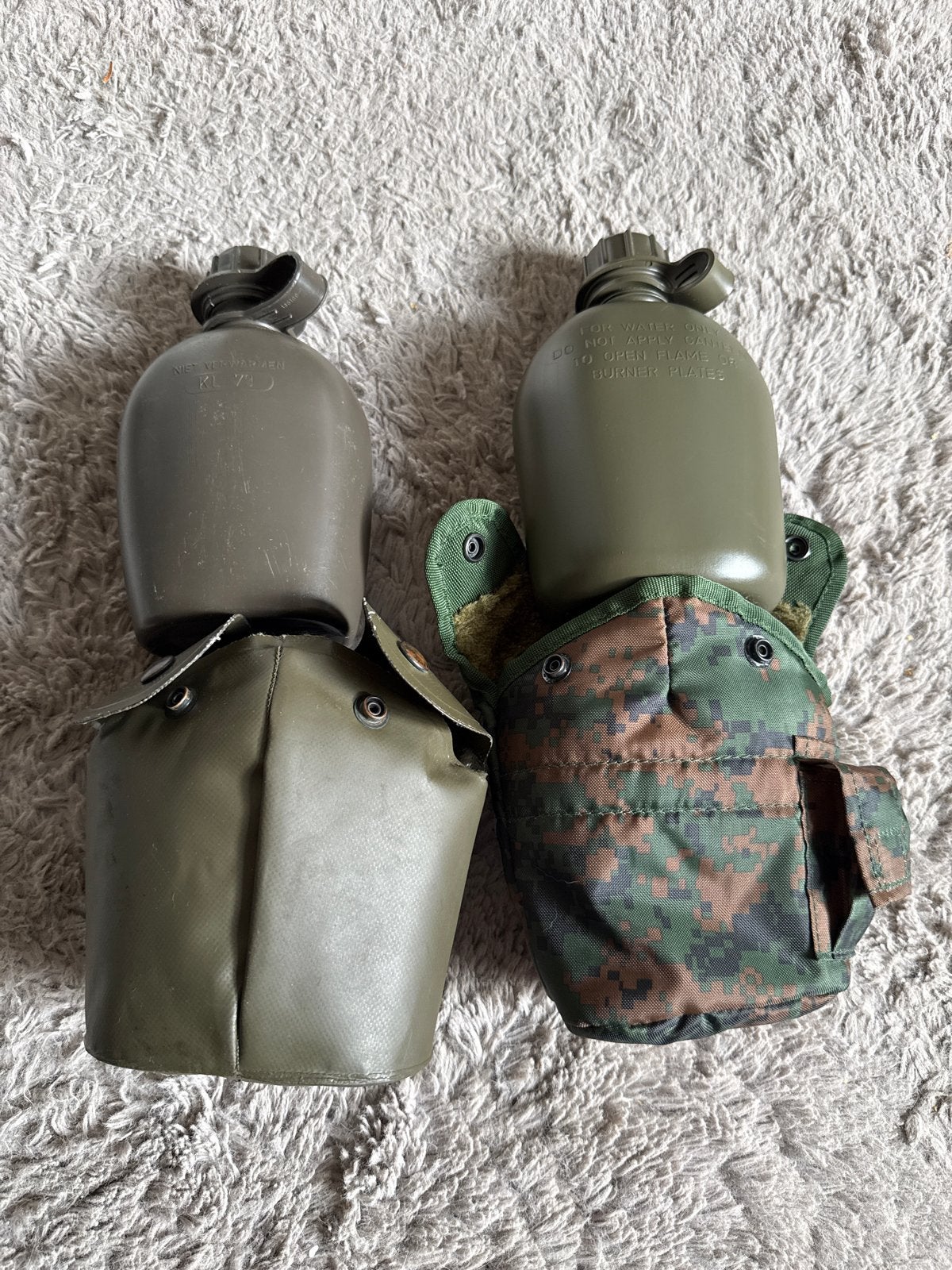 2x Militaire veldflessen - USA en KL '79, Ophalen of Verzenden, Landmacht, Nederland, Overige typen