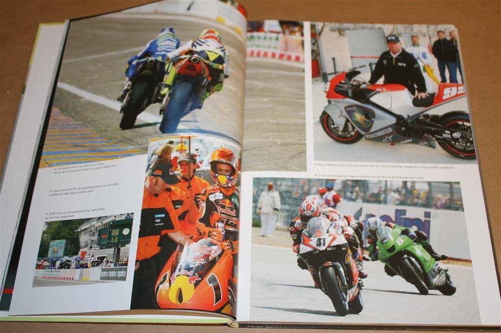 Het wegraceboek. Editie 2003 - 2004., Ophalen of Verzenden, Zo goed als nieuw