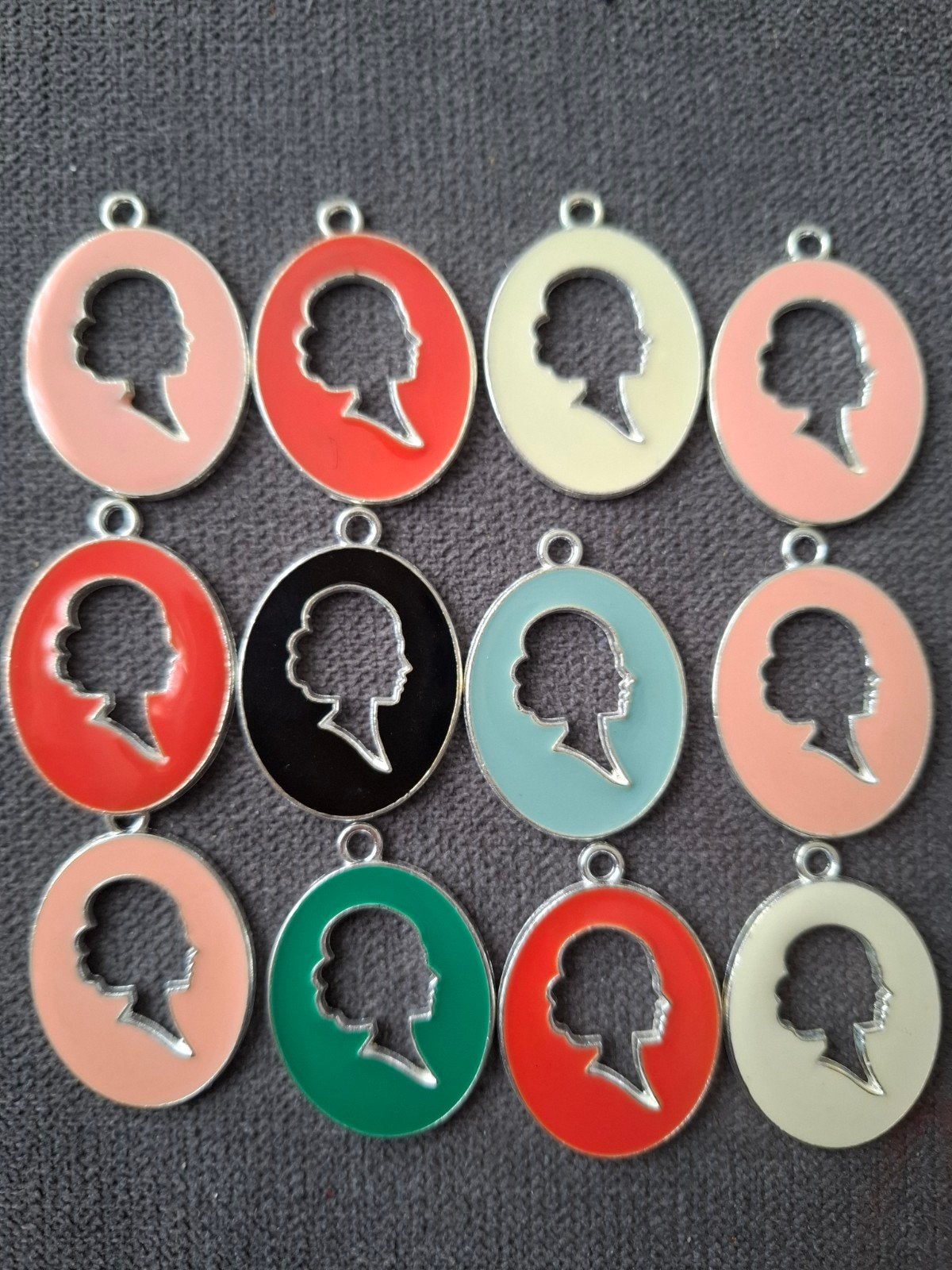 12 stuks partij hangers bedels metaal zilver rood roze, Overige materialen, -, -, Nieuw