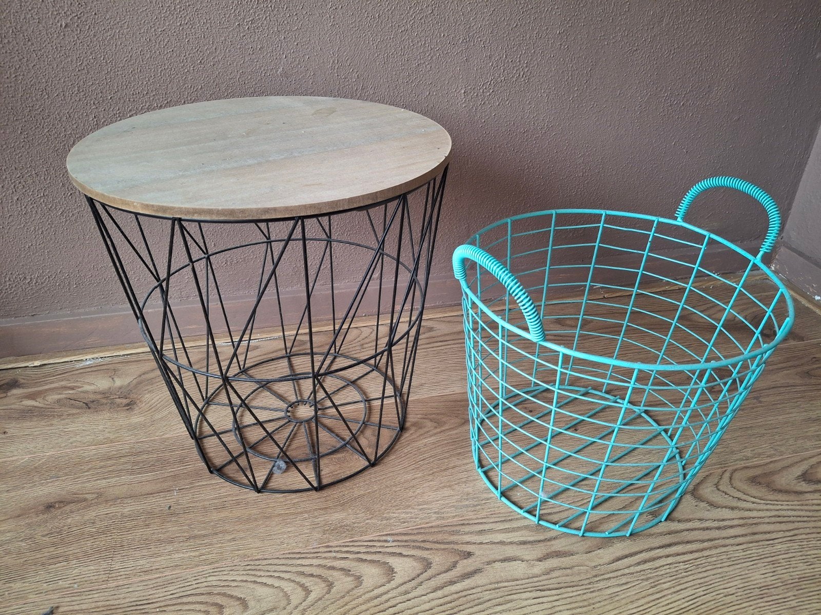 Bijzettafel met draadmand en turquoise mand, Ophalen of Verzenden