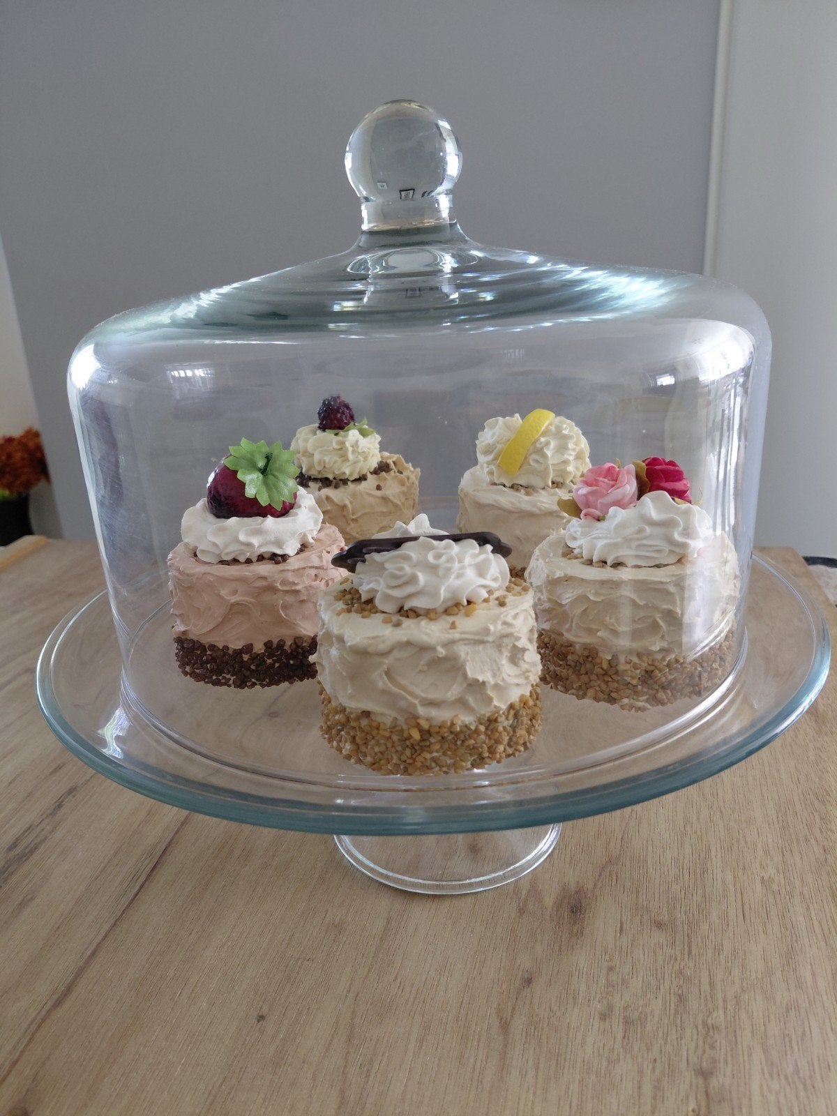 glazen stolp met nep gebakjes, Ophalen
