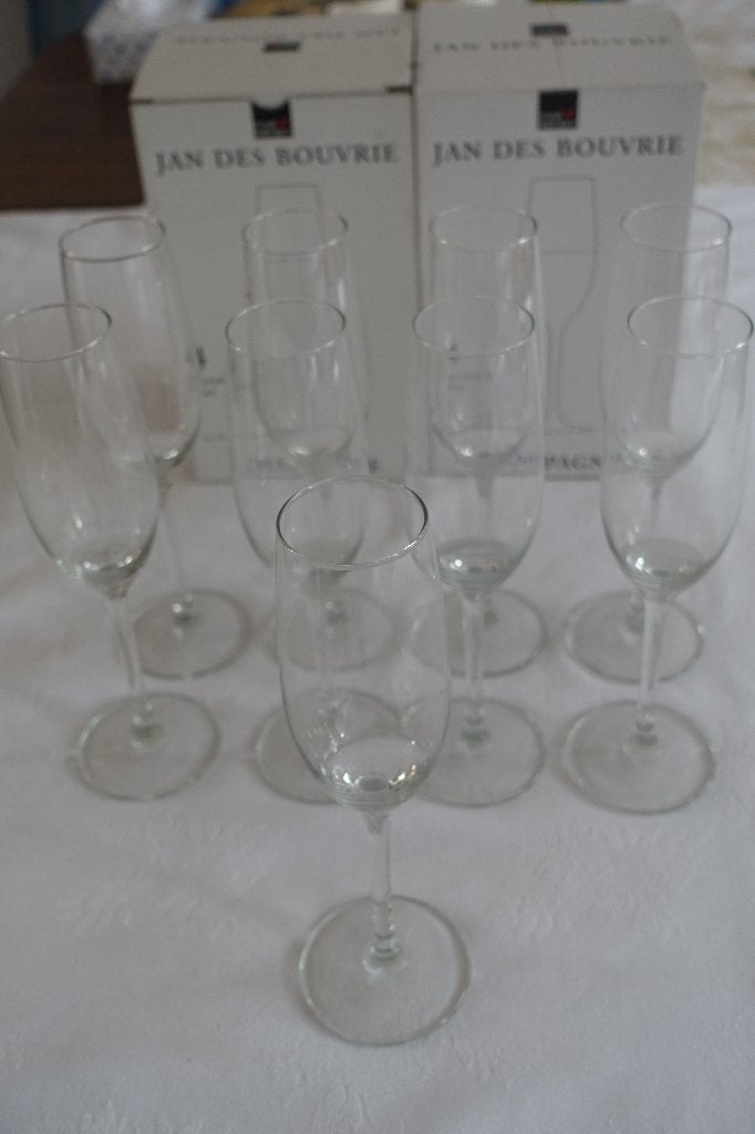 9 Champagneglazen van Jan des Bouvrie, Ophalen