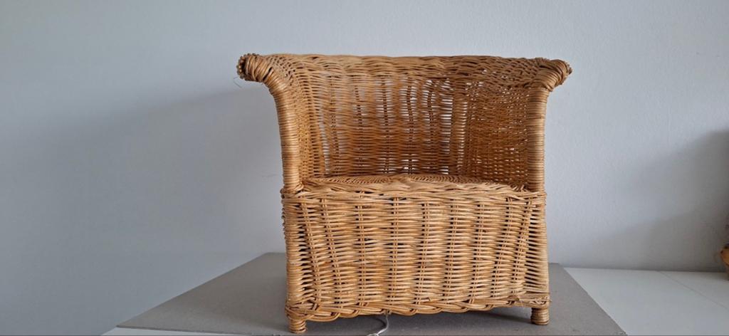 Vintage rotan poppenstoel, Verzamelen, Poppen, Ophalen of Verzenden, Gebruikt, Pop