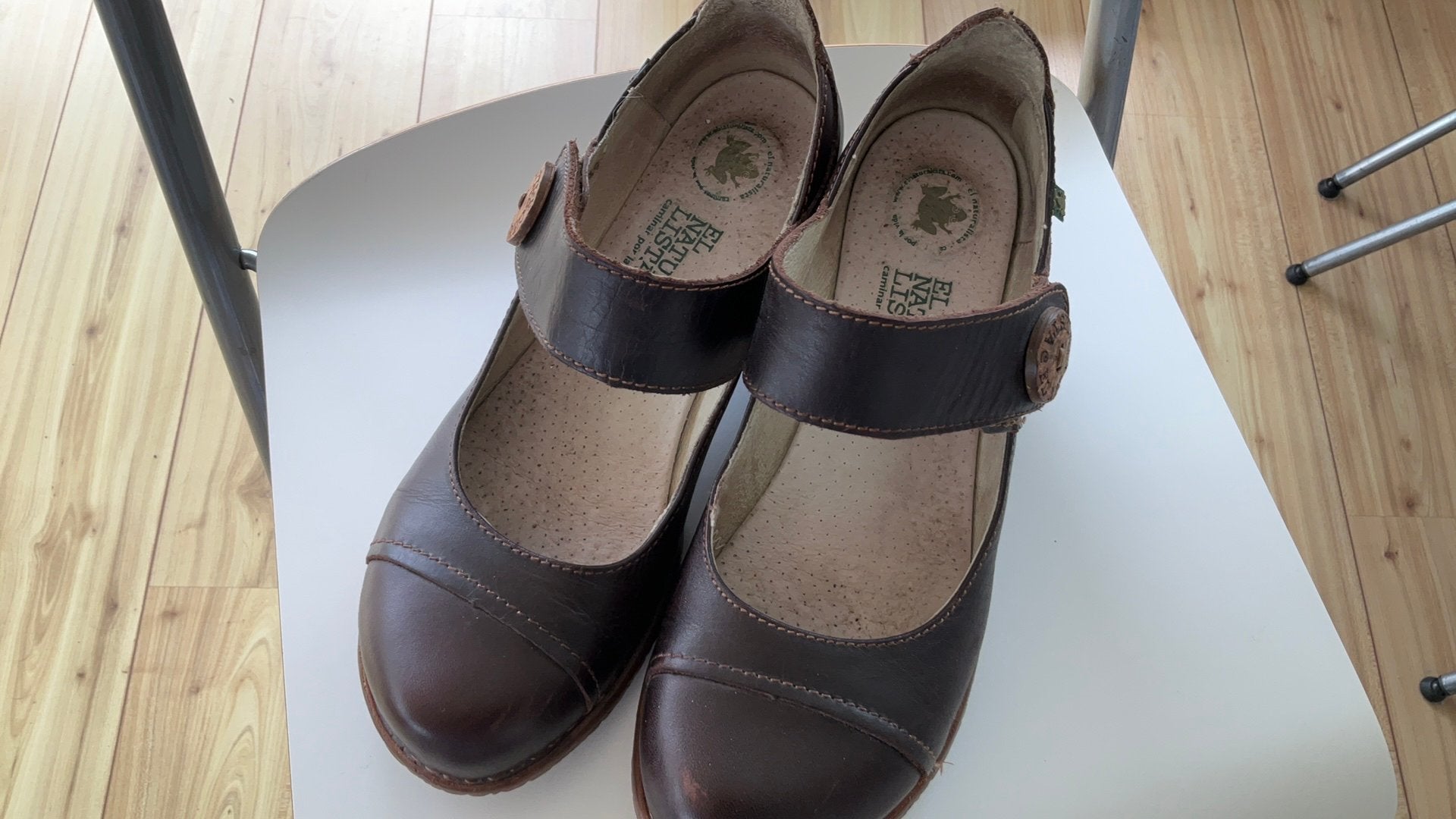 El naturalista bruine schoen met klein hakje. Maat 39. Leer., Kleding | Dames, Ophalen, Schoenen met lage hakken, Bruin, Gedragen