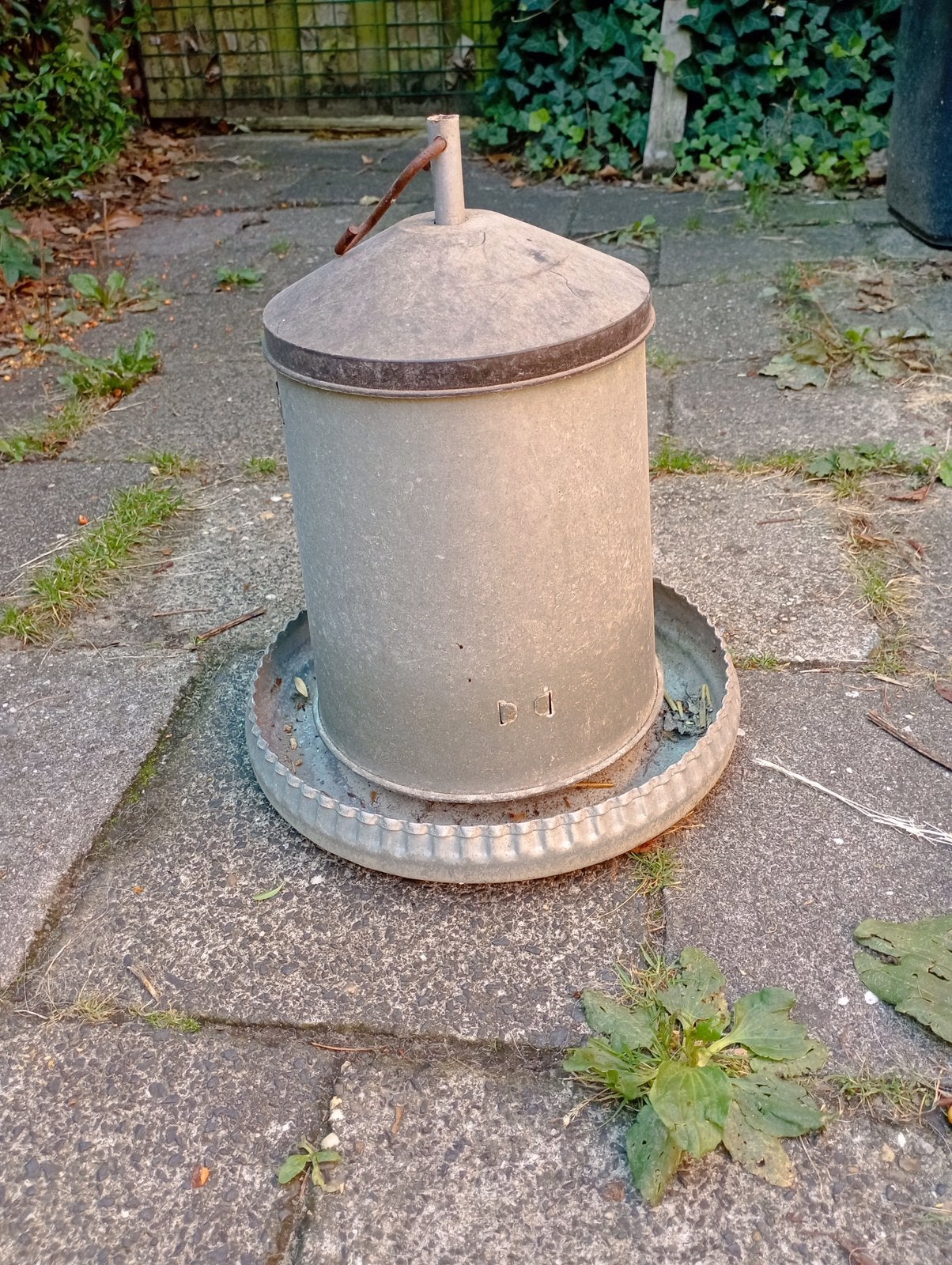 Voerton kippen ophangbaar, Ophalen, Gebruikt, Drinken en Voederen