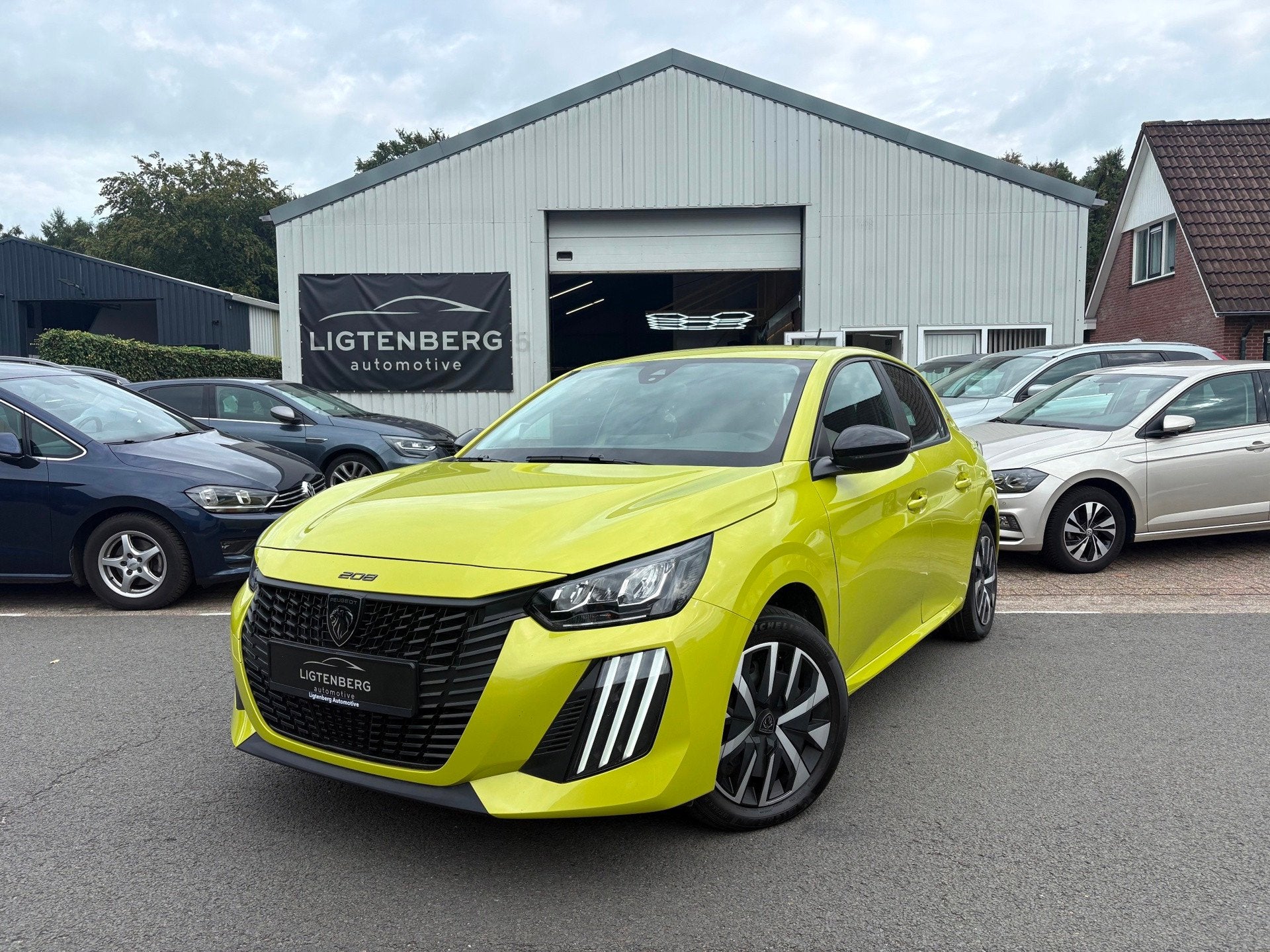 Peugeot 208 1.2 Hybrid 110 e-DCS6 Style Cruise|Carplay|LED, Dealer onderhouden, Euro 6, 1199 cc, Geel