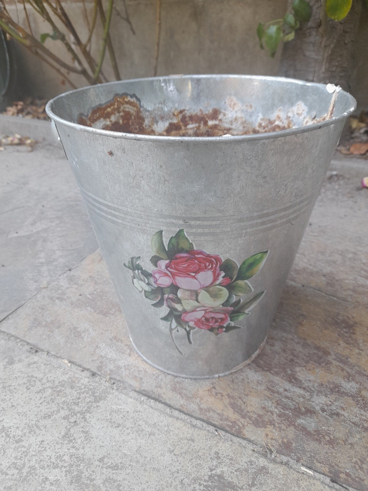 Mooie metalen emmer met romantische roos, Ophalen, Rond, Metaal, Minder dan 30 cm