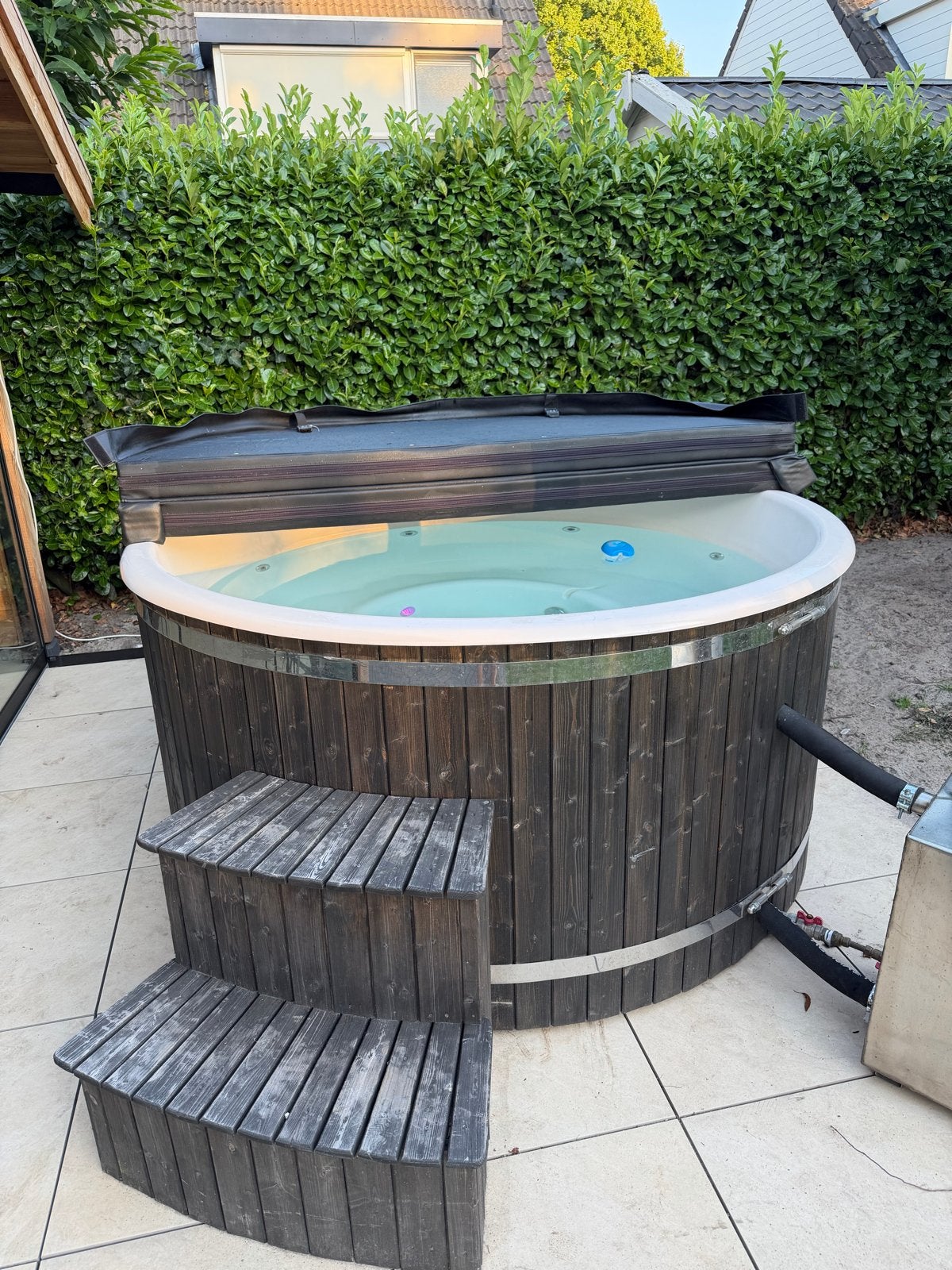 5-6 persoons houtgestookte hottub met LED en bubbels, Tuin en Terras, Ophalen of Verzenden, Zo goed als nieuw, Afdekzeil, Vast