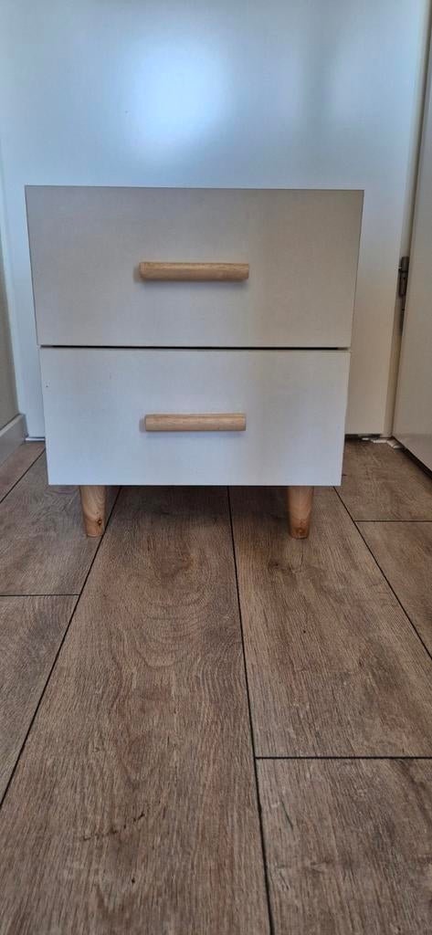 Nachtkastje/Bijzettafel met 2 lades en houten poten, Ophalen, Minder dan 45 cm, Zo goed als nieuw, Minder dan 55 cm