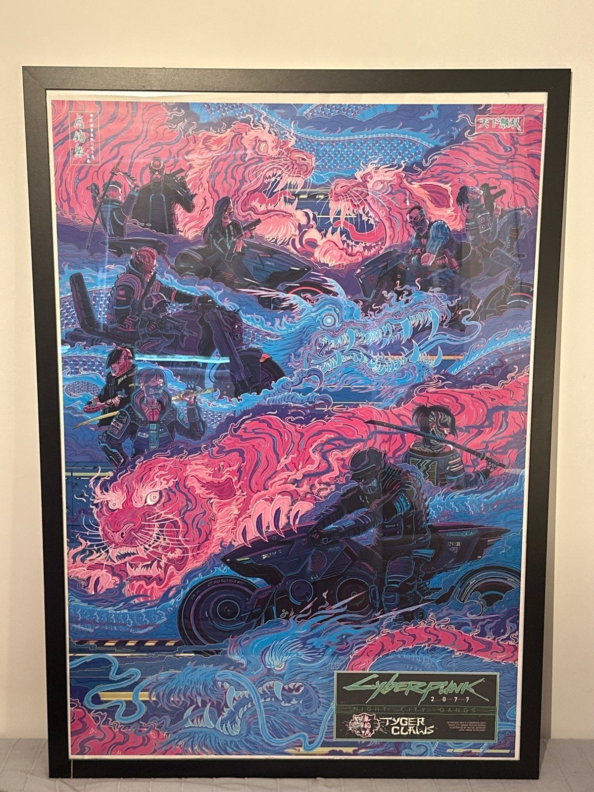Cyberpunk 2077 Tyger Claws Poster (ingelijst), Ophalen of Verzenden, Zo goed als nieuw, Foto of Poster, 75 – 100