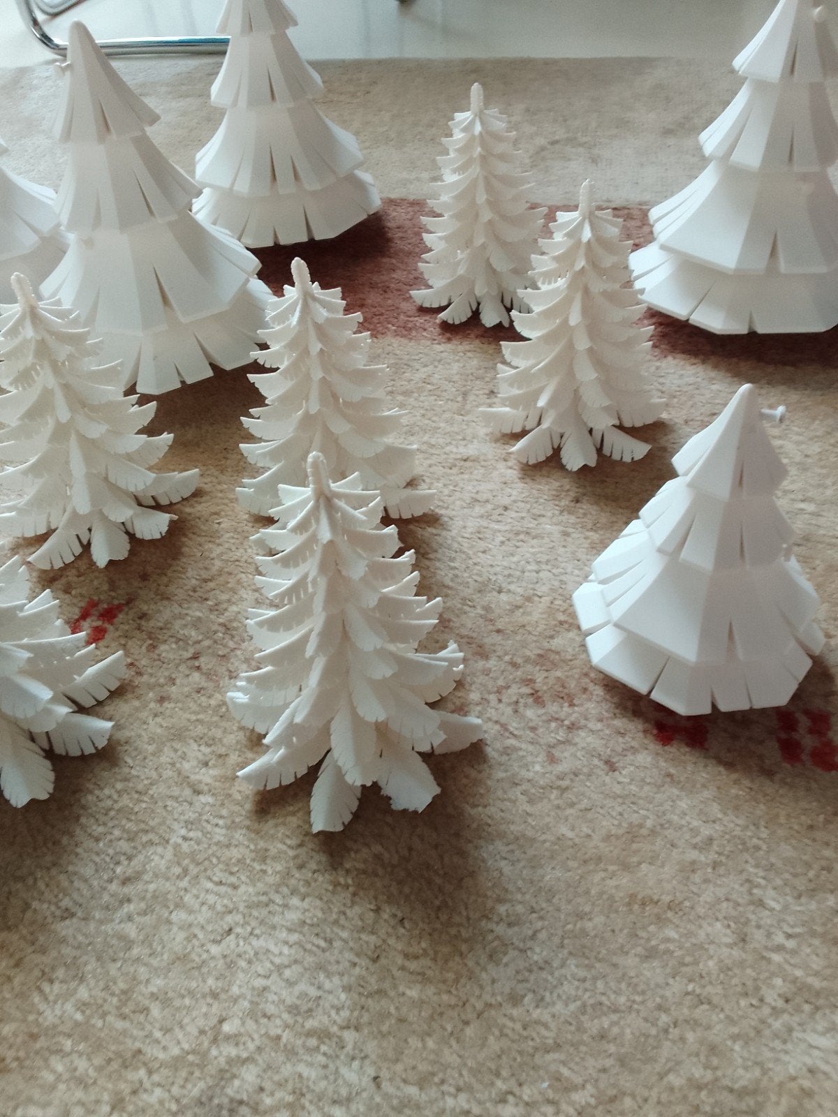 Ruim 25 witte, decoratieve kunststof kerstboompjes., Diversen, Ophalen of Verzenden, Nieuw