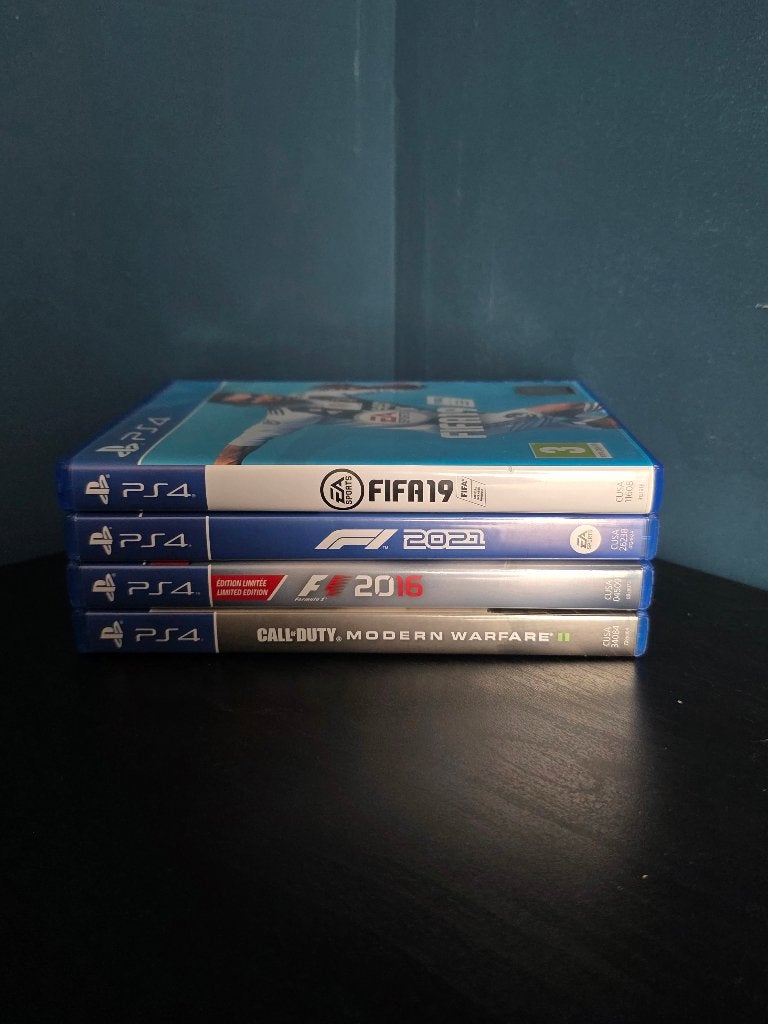 PS4 games bundel F1 2021 MW2 FIFA 19 4 spellen, Online, Ophalen of Verzenden, Zo goed als nieuw, Sport