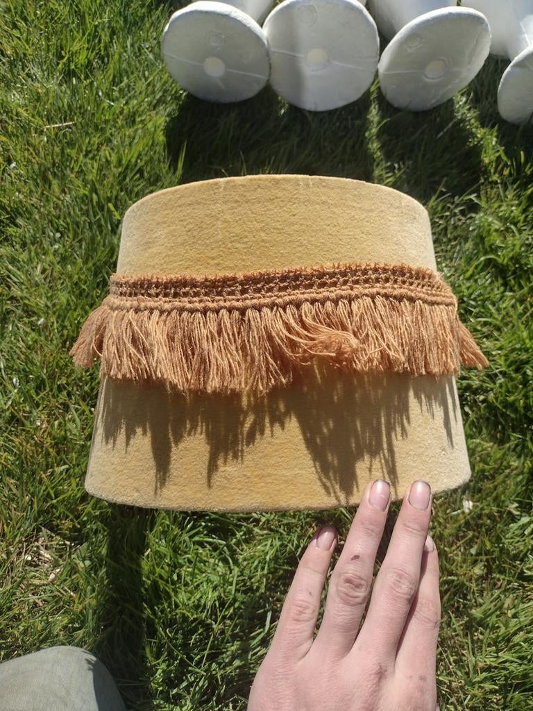 Gele lampenkap met bruine franje, Huis en Inrichting, Lampen | Lampenkappen, Ophalen of Verzenden, Gebruikt, Rond, Minder dan 25 cm