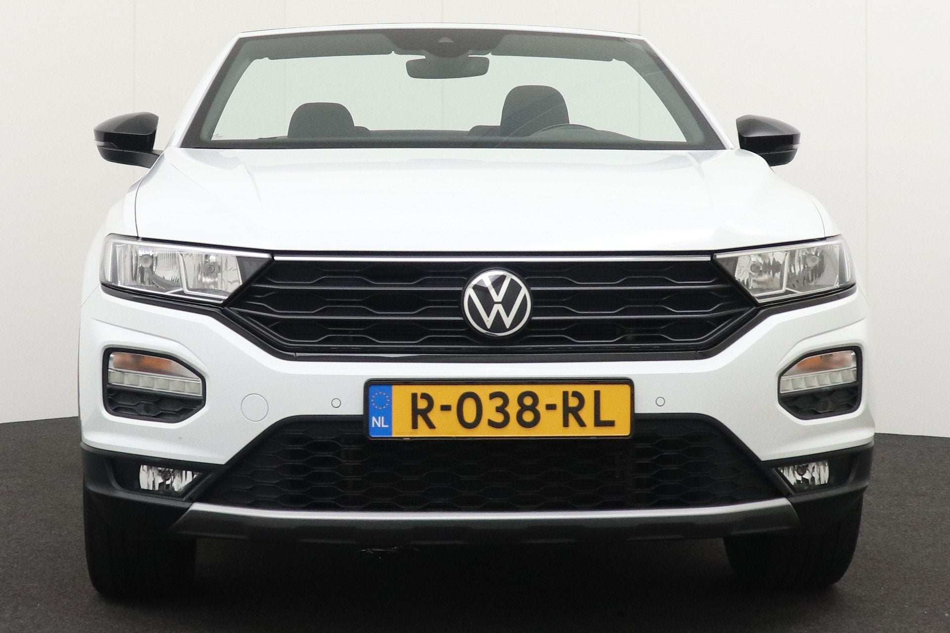 Volkswagen T-Roc Cabrio 116 PK BlackLine Camera Adap.Cruise, Auto's, Volkswagen, Voorwielaandrijving, Stof, Gebruikt, Cabriolet