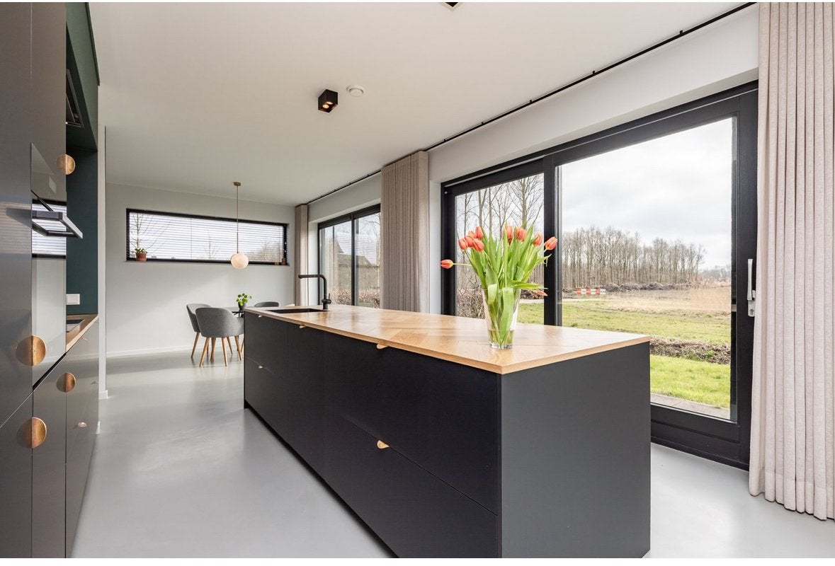 Moderne Zwarte Keuken met Houten Werkblad en Kookeiland, Ophalen, Zwart, Dubbelwandige keuken, Zo goed als nieuw