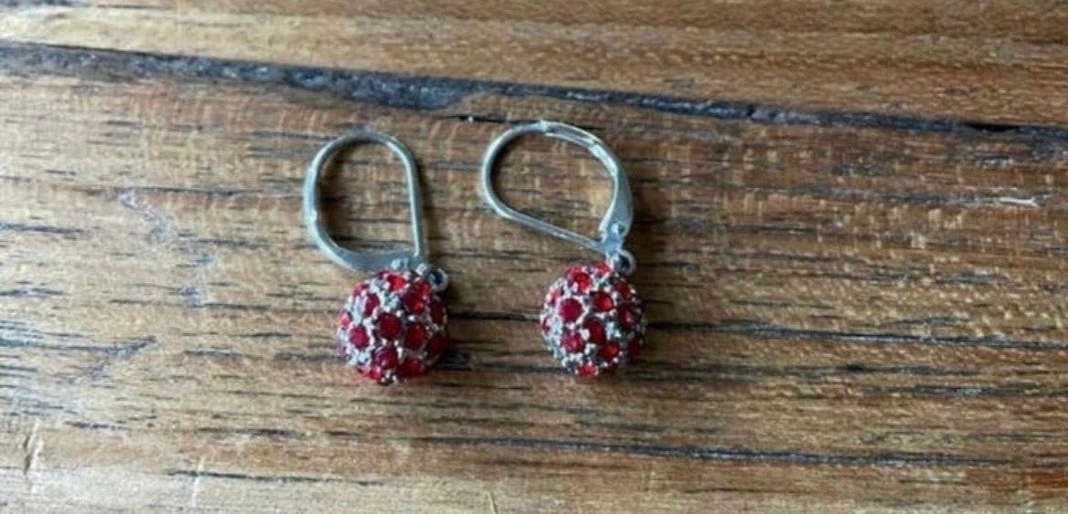 Elegante rode oorbellen, Sieraden, Tassen en Uiterlijk, Overige materialen, Hangers, Ophalen of Verzenden, Zo goed als nieuw