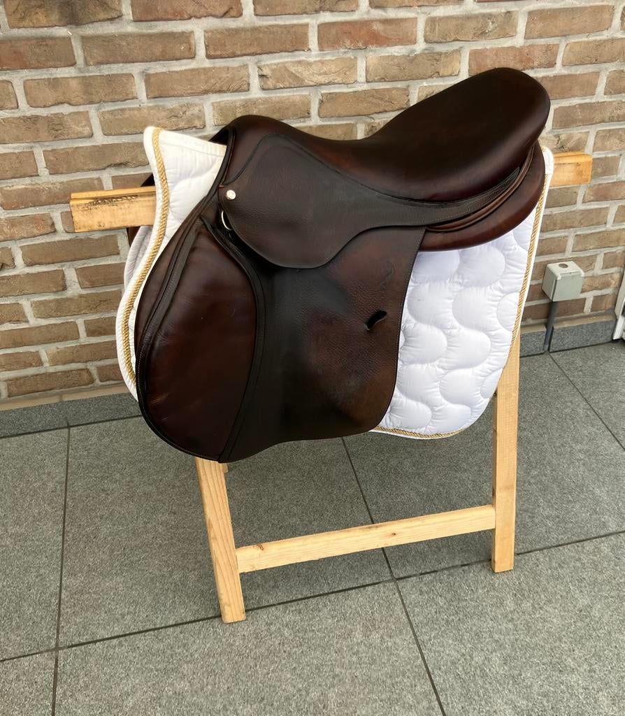 Springzadel Antares 17,5 inch, Dieren en Toebehoren, Paarden en Pony's | Zadels, Ophalen of Verzenden, Zo goed als nieuw, Springen