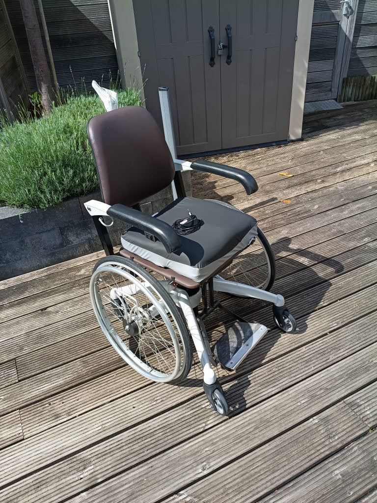 Le Triple Wheels trippelstoel. electrische hoog/laag kolom., Ophalen, Gebruikt, Elektrische rolstoel