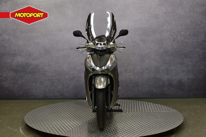 Honda SH 300 I ABS (bj 2019), Motoren, Motoren | Honda, Scooter, Honda Motor Europe, Bedrijf, Crystal Bldng B-Unit B11.2 Rivium Blv200
2909 LK  Capelle aan den IJsel, NL