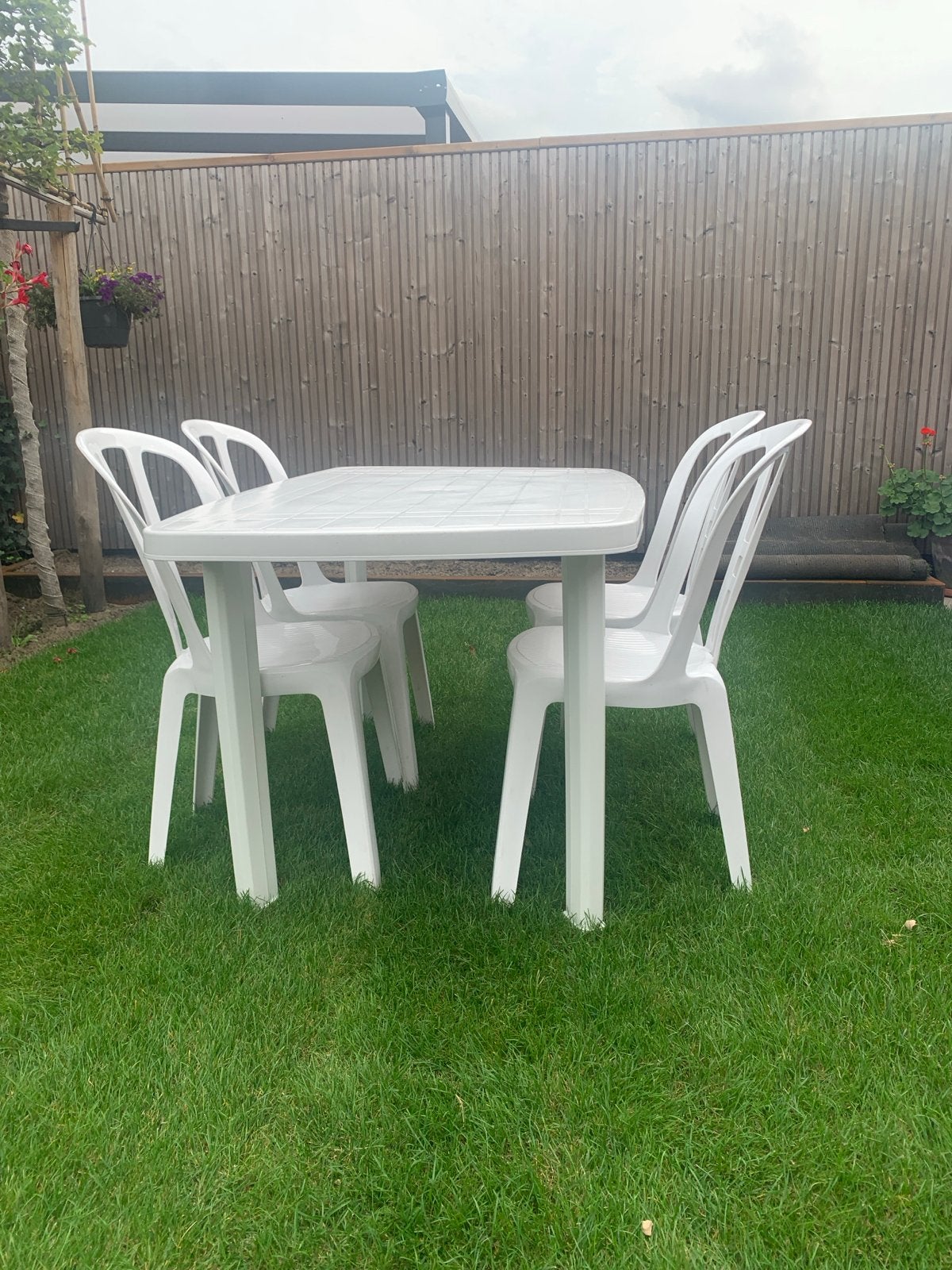 Witte kunststof tuinset met 4 stoelen en tafel, Ophalen, 4 zitplaatsen, Kunststof, Gebruikt