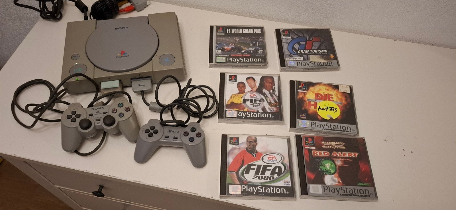 PlayStation 1 met 2 controllers en 6 spellen, Gebruikt, Overige genres, 2 spelers, Eén computer