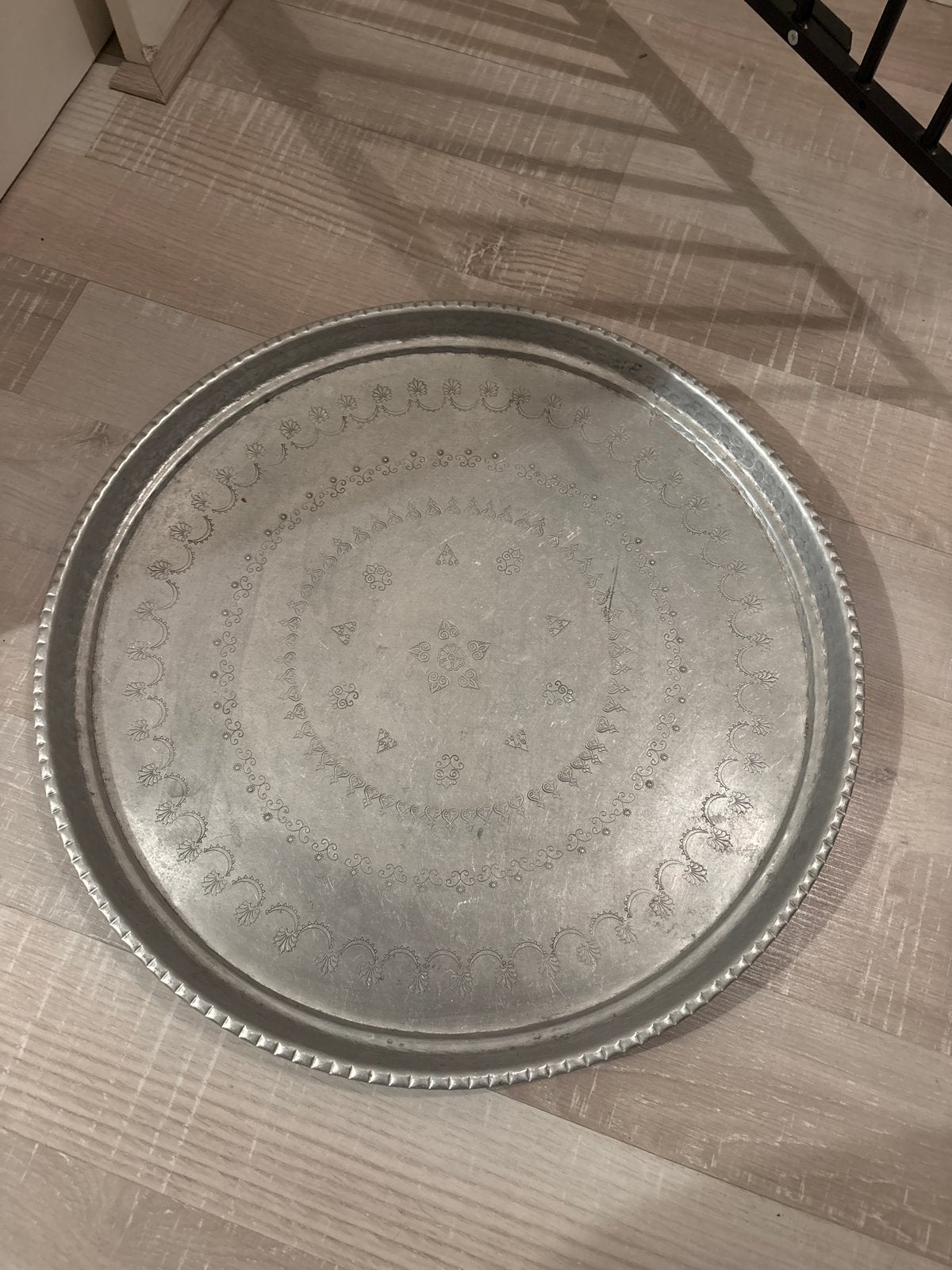 Groot rond zilverkleurig dienblad met decoratieve rand, Ophalen, Gebruikt, Decoratieve rand, Rond