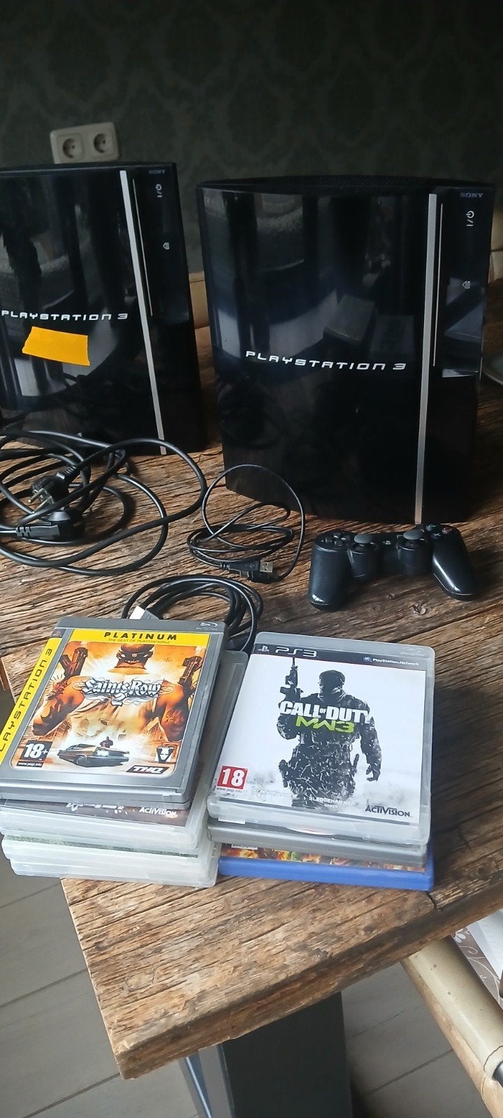 2x PlayStation 3: 1 werkend, 1 voor onderdelen/reparatie, Verzenden, Gebruikt, Met 1 controller, Met games