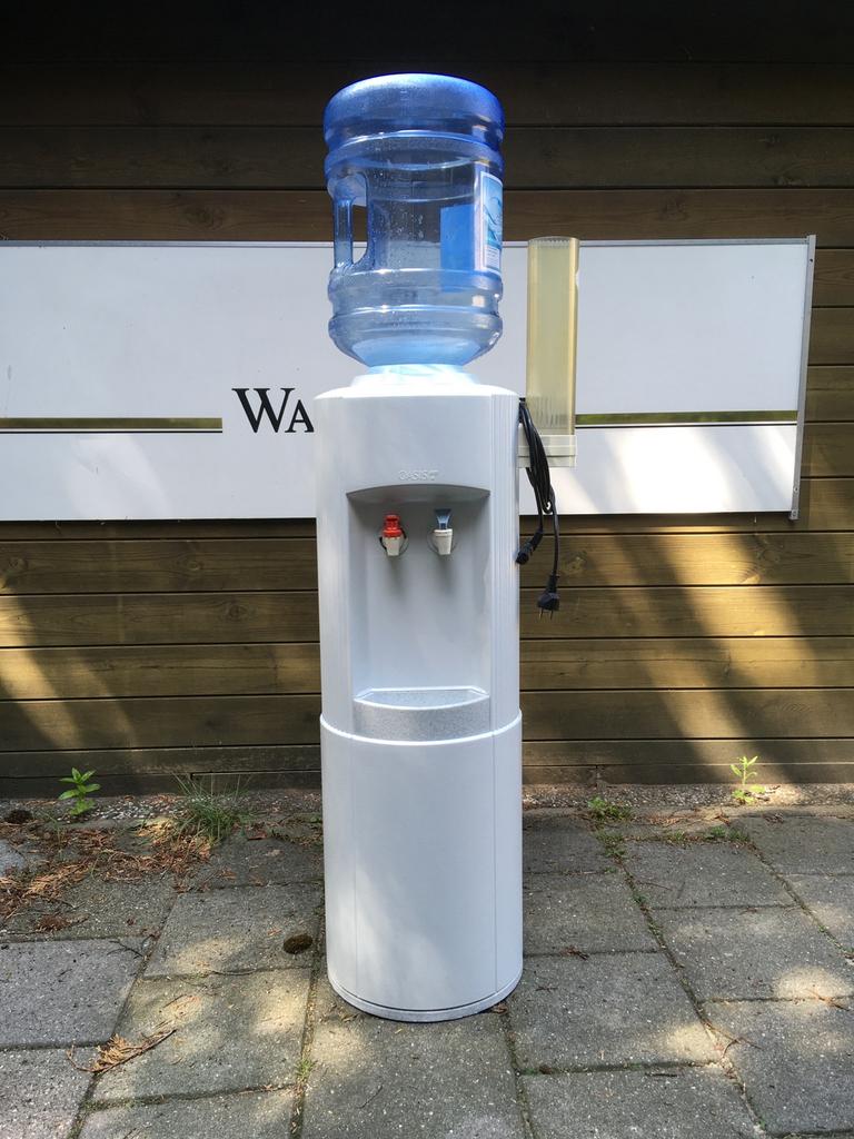 Oasis warm en koud water tap met 2 flessen watertap, Ophalen, Zo goed als nieuw, Waterkoeler