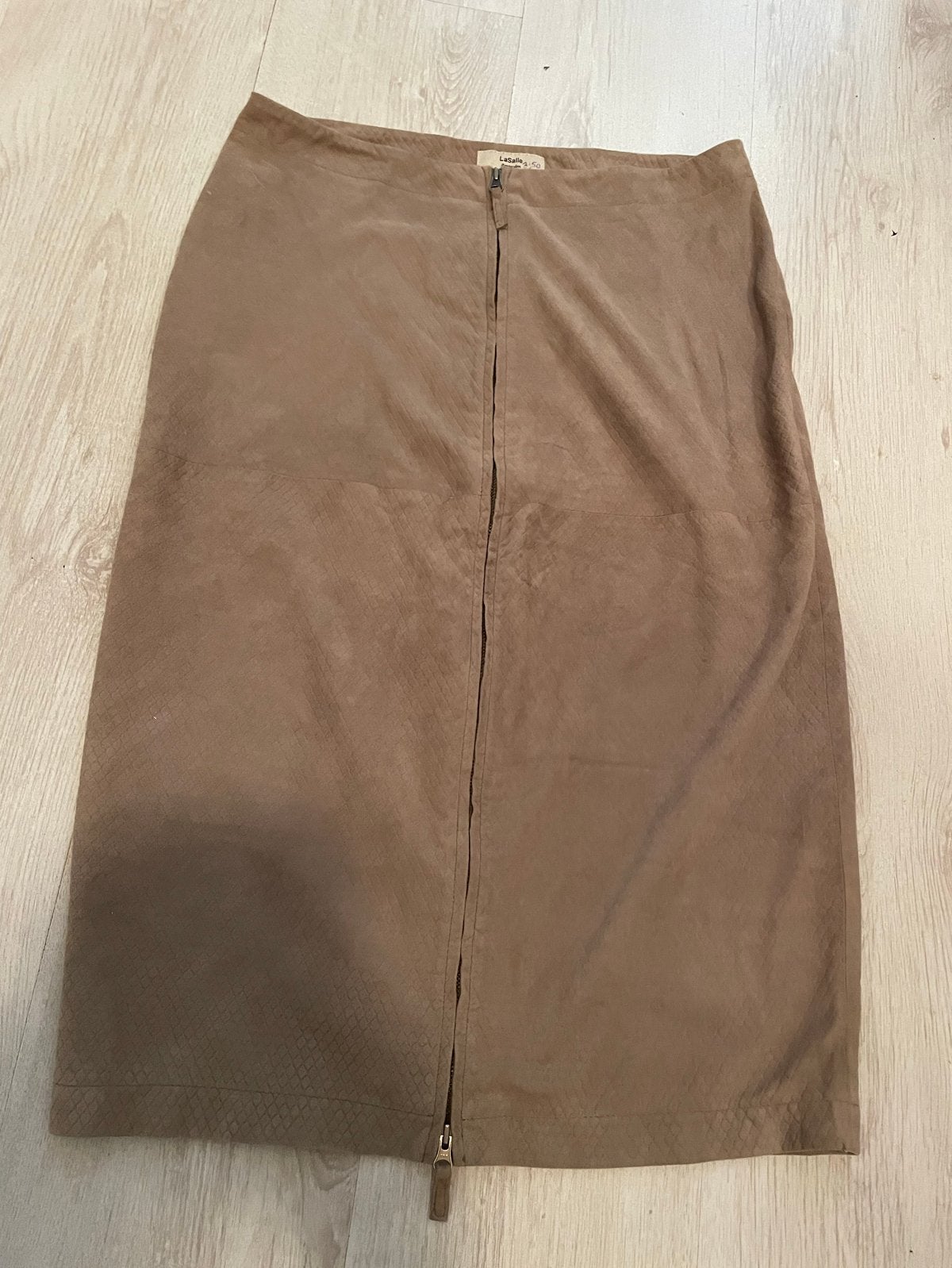 Suède midi rok met lange rits - La Salle Amsterdam, Kleding | Dames, Maat 38/40 (M), Bruin, Ophalen of Verzenden, Zo goed als nieuw