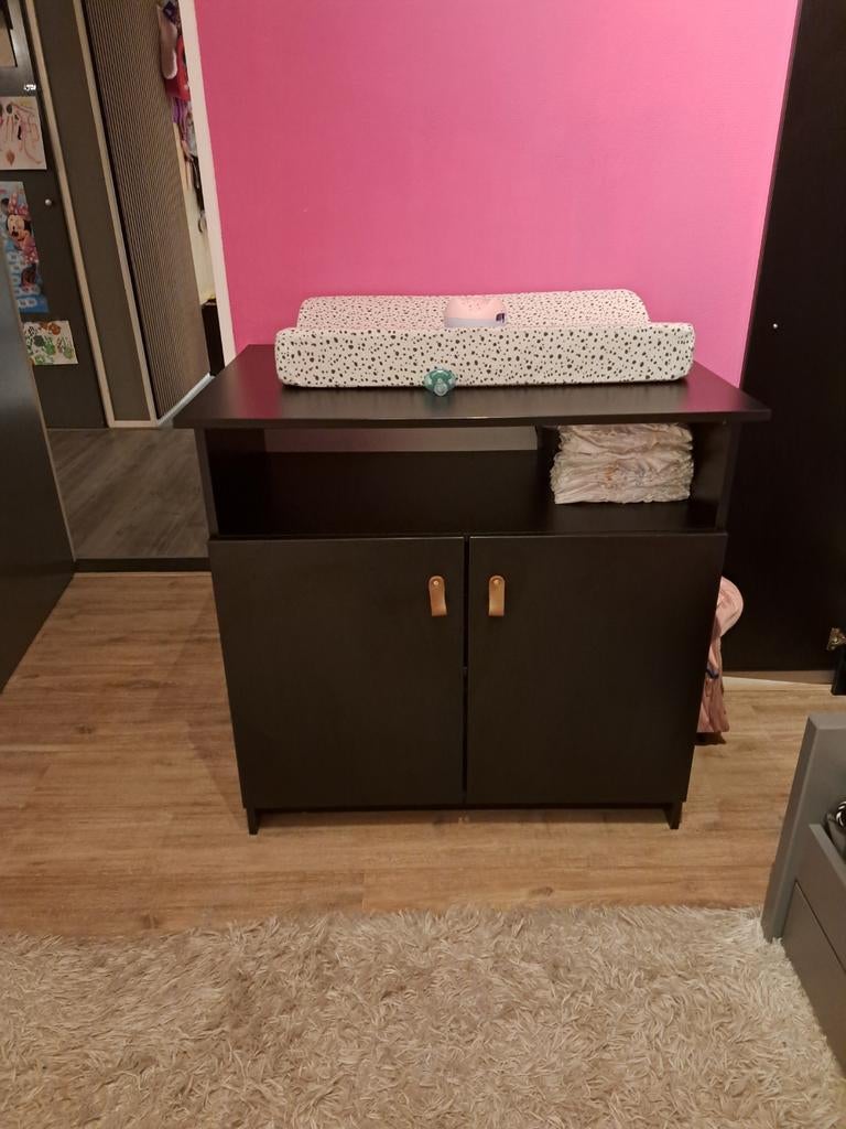 Commode zwart met bruin leren handvaten, Ophalen, Gebruikt, Jongetje of Meisje