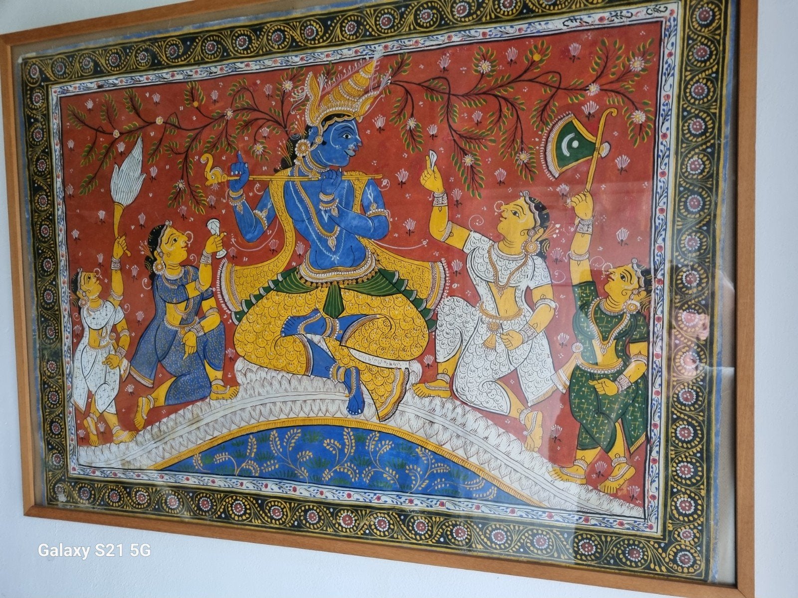 Kleurrijk Indiaas Schilderij van Krishna en Gopi's, Antiek en Kunst, India, Geschilderd, Ophalen of Verzenden, Meerkleurig