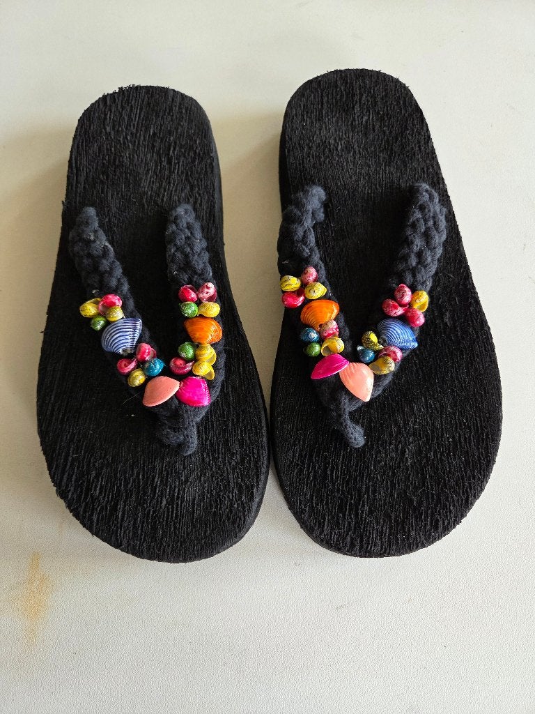 Braziliaanse teenslippers met schelpjes, maat 38, nieuw, Ophalen of Verzenden, Nieuw, Slippers
