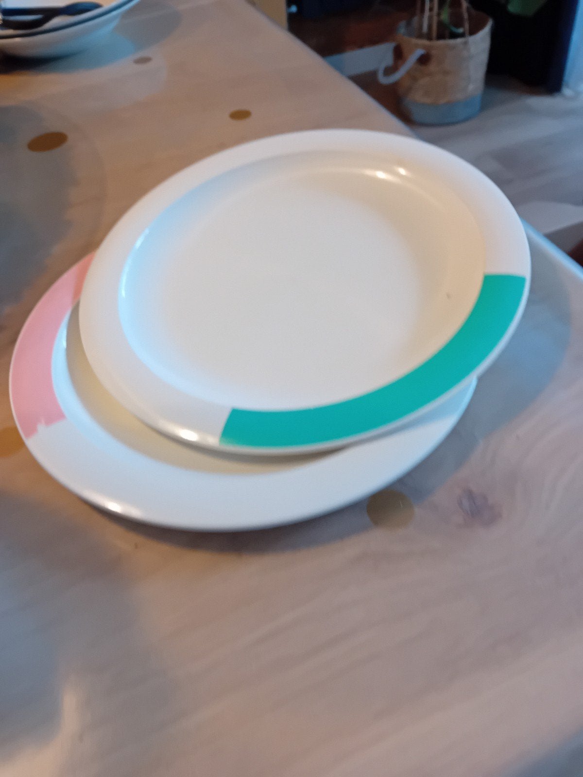 Set van 2 moderne borden - wit met kleuraccenten, Kunststof, Gebruikt, Ophalen of Verzenden, Bord(en)