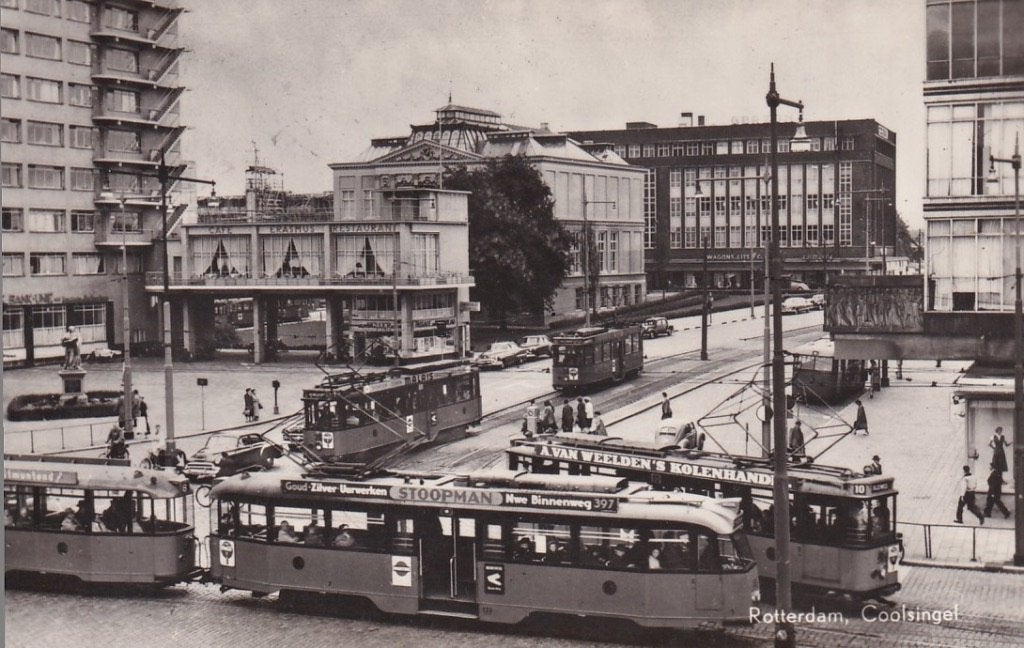 736T Rotterdam Blaak met 4 trams, rechts de Bijenkorf, Ophalen of Verzenden, 1940 tot 1960, Gelopen, Zuid-Holland