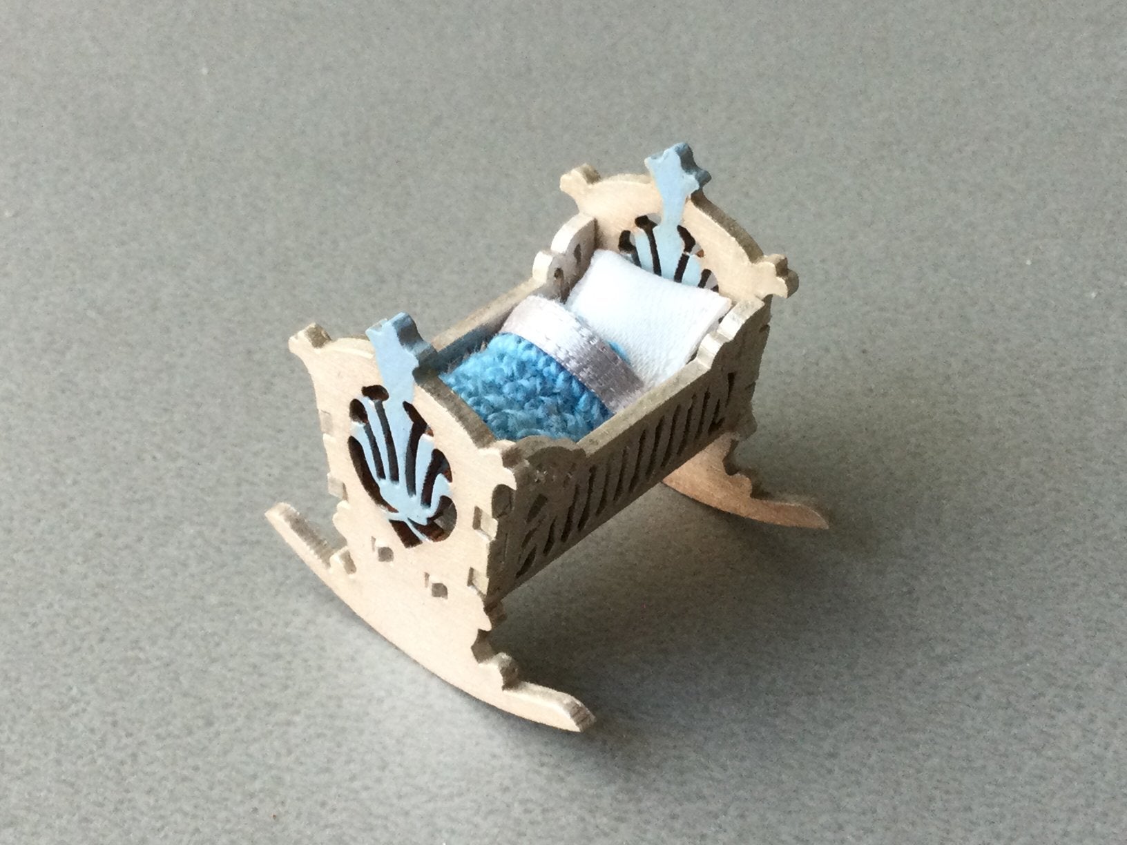 Poppenhuis wiegje, Ophalen of Verzenden, Zo goed als nieuw, Poppenhuis