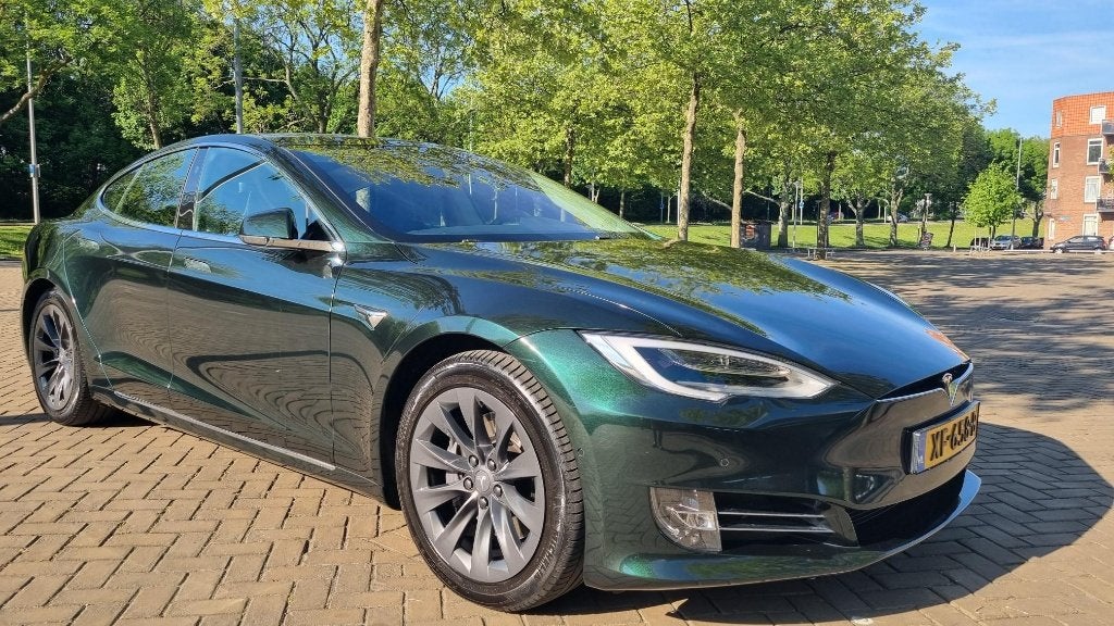 Foto 2 van Tesla Model S Green Black iridescent wrap - origineel Zwart