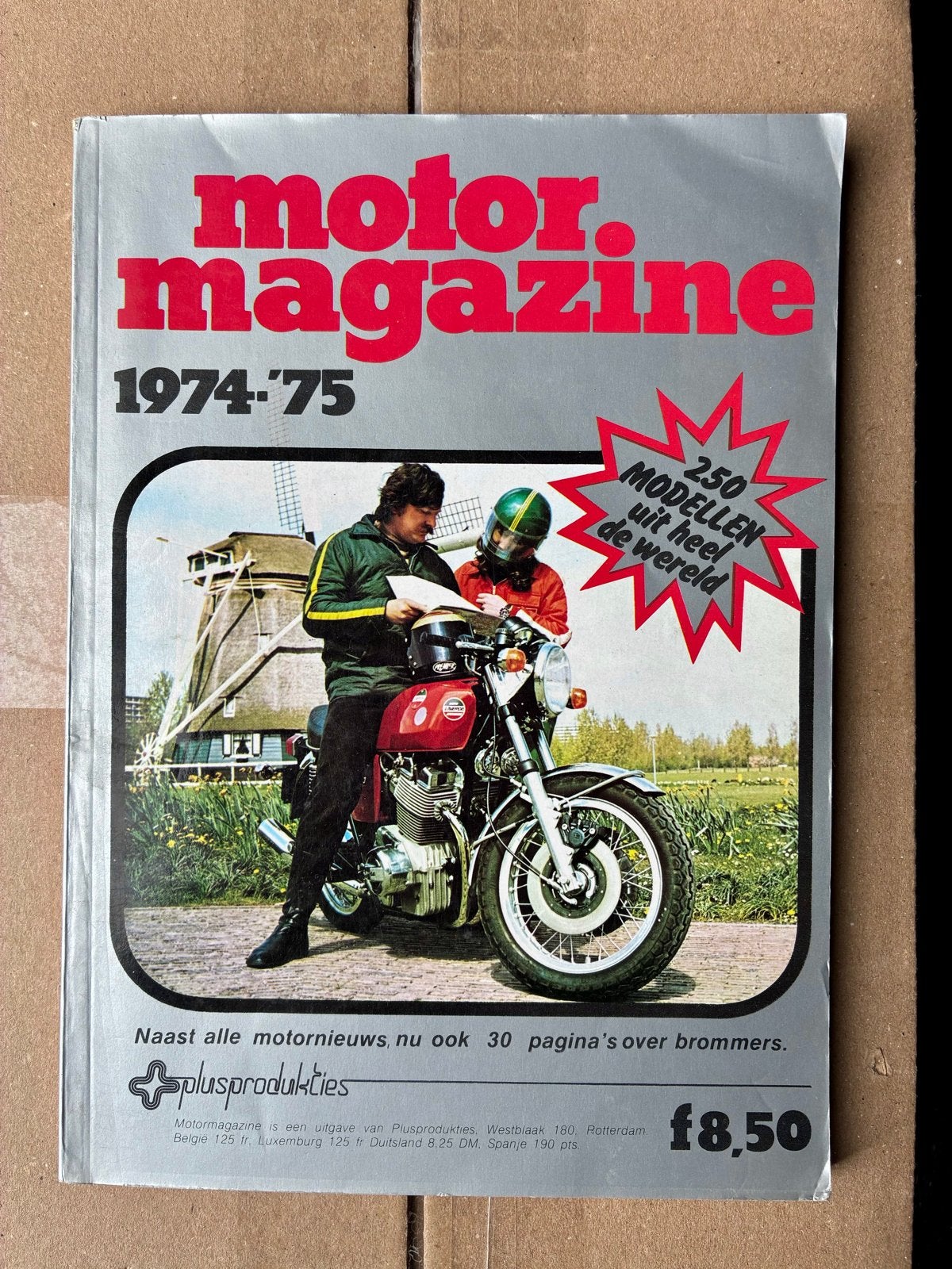 Motor Magazine 1974-1975 - 250 modellen uit de wereld, Ophalen of Verzenden, Gelezen