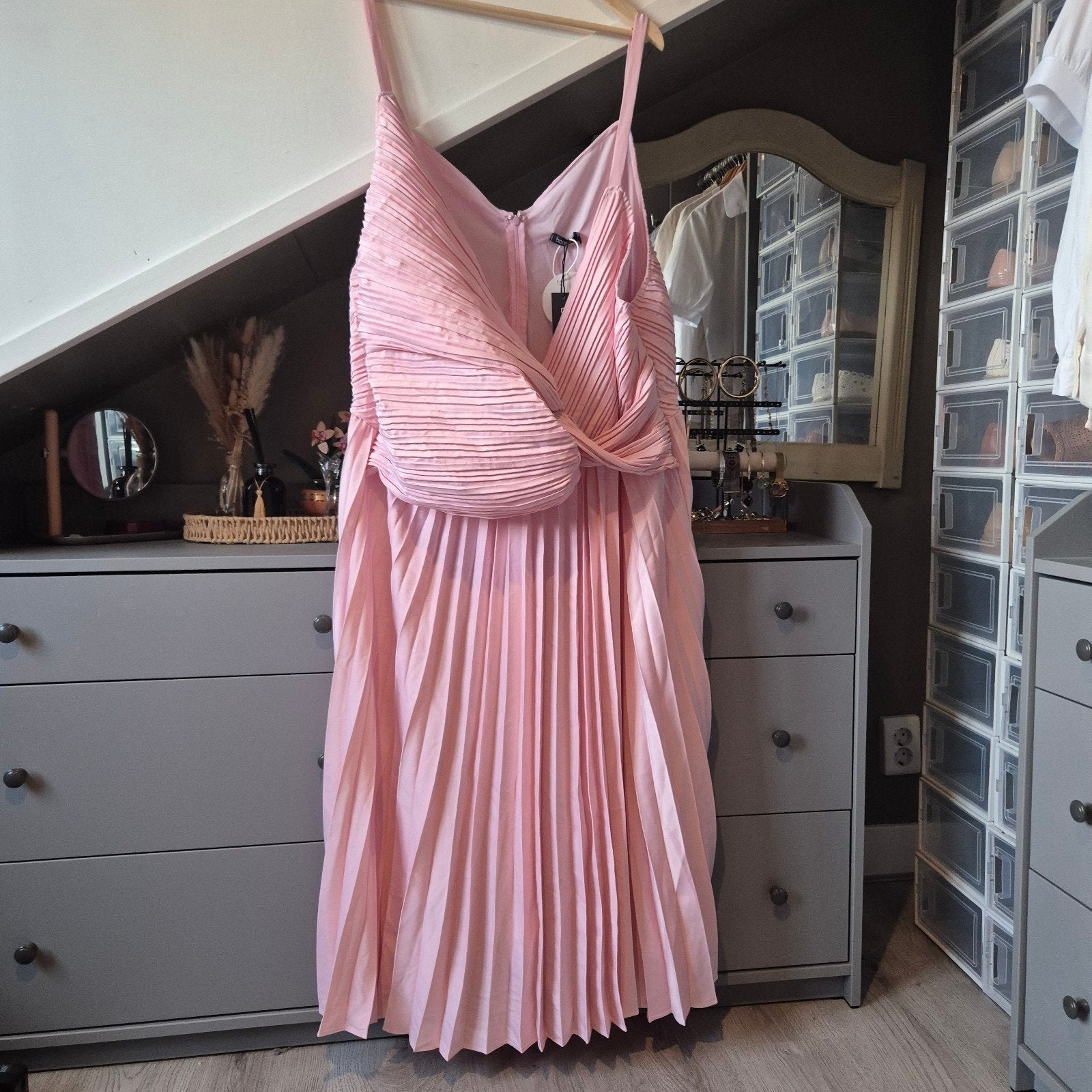 Nieuwe roze geplooide Boohoo jurk met prijskaartje (maat 54), Kleding | Dames, Galajurk, Boohoo, Maat 46/48 (XL) of groter, Nieuw