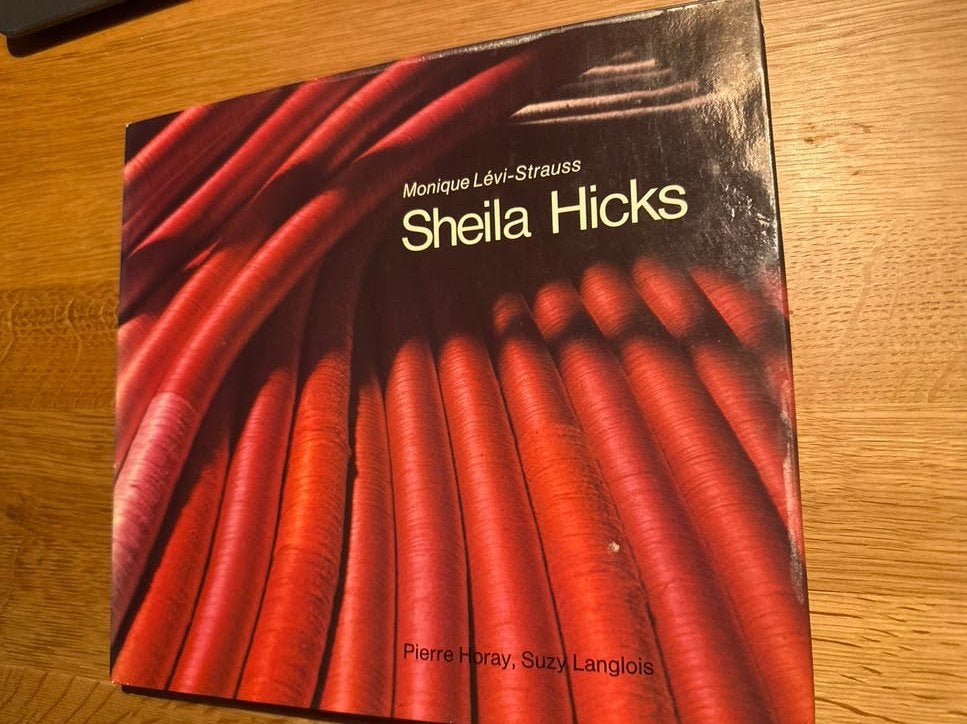 Sheila Hicks - Monique Lévi-Strauss - Kunstboek, Ophalen of Verzenden, Gelezen, Overige onderwerpen