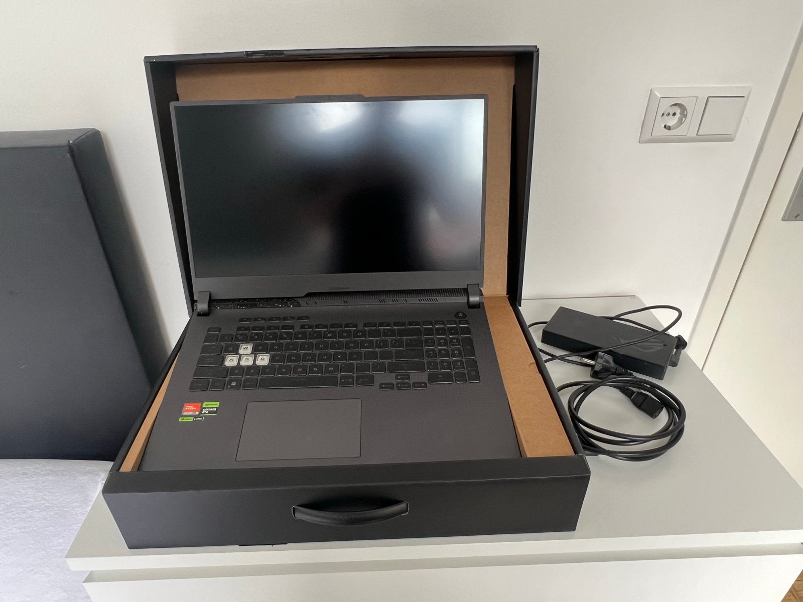Gaming Laptop: AMD Ryzen 9 7845HX, RTX 4060, Ophalen, Met videokaart, Qwerty, Zo goed als nieuw